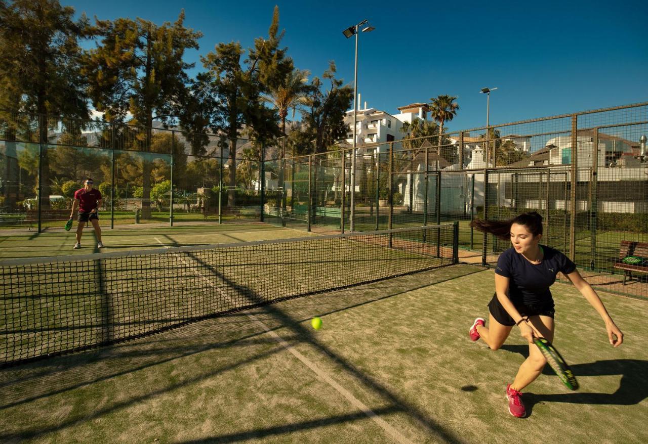 Sh Villa Gadea Αλτέα Εξωτερικό φωτογραφία A player returns a serve