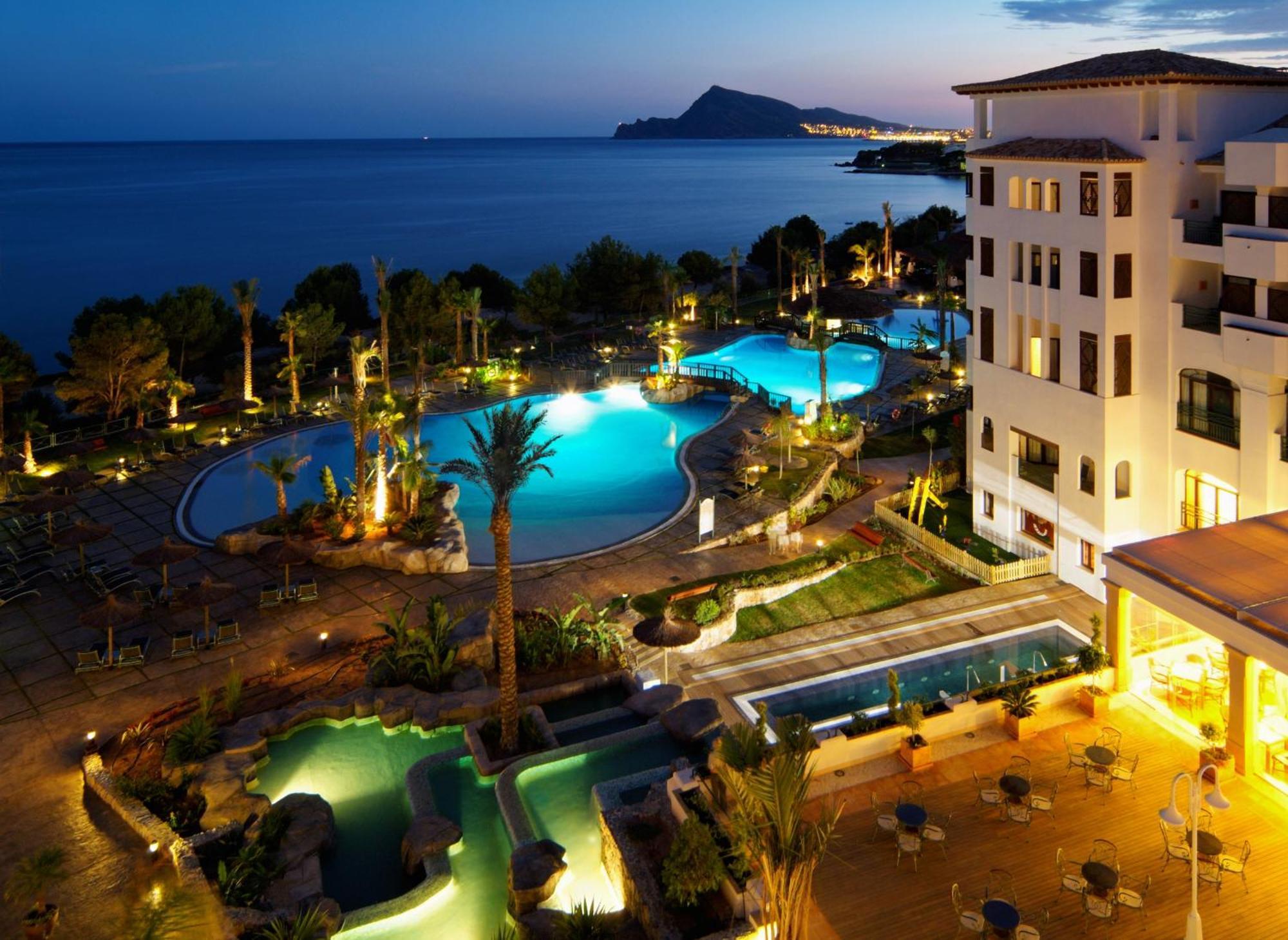 Sh Villa Gadea Αλτέα Εξωτερικό φωτογραφία The hotel at night